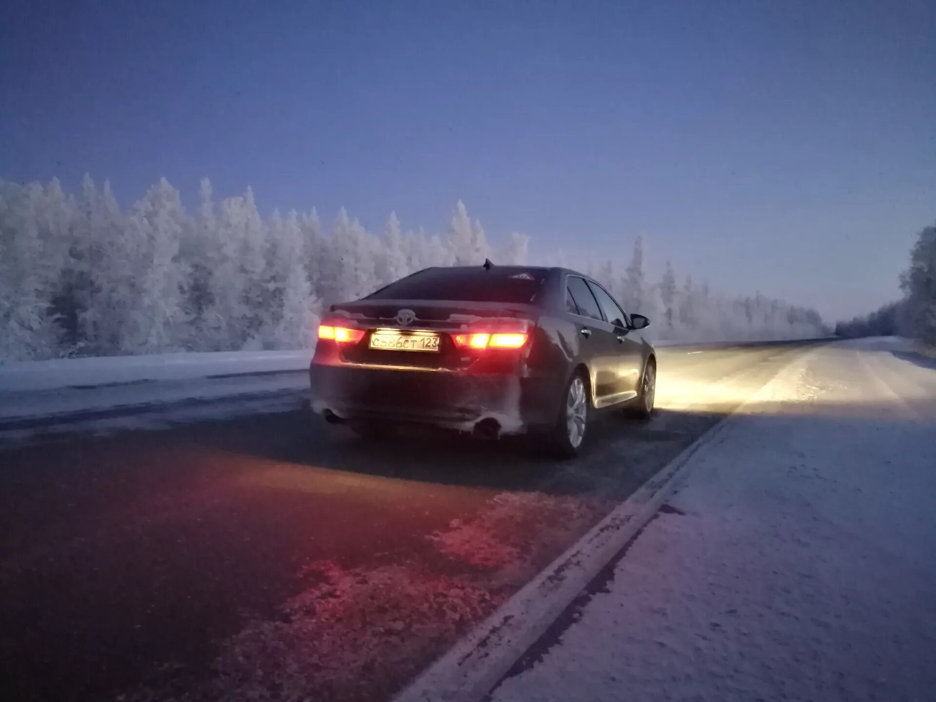 Дорога камри. Toyota camry 3.5 зимой. toyota camry 3.5 зимний дрифт. тойота камри 55 зимой ночью. тойота камри зима ночь.