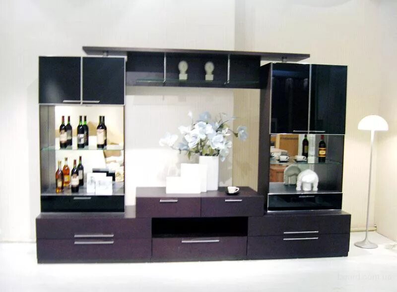 Тумба под телевизор с полками. Тумба под телевизор в зал. Что поставить в стенку вместо телевизора. Тумба под тв с полками. Гостиная соматик брв.