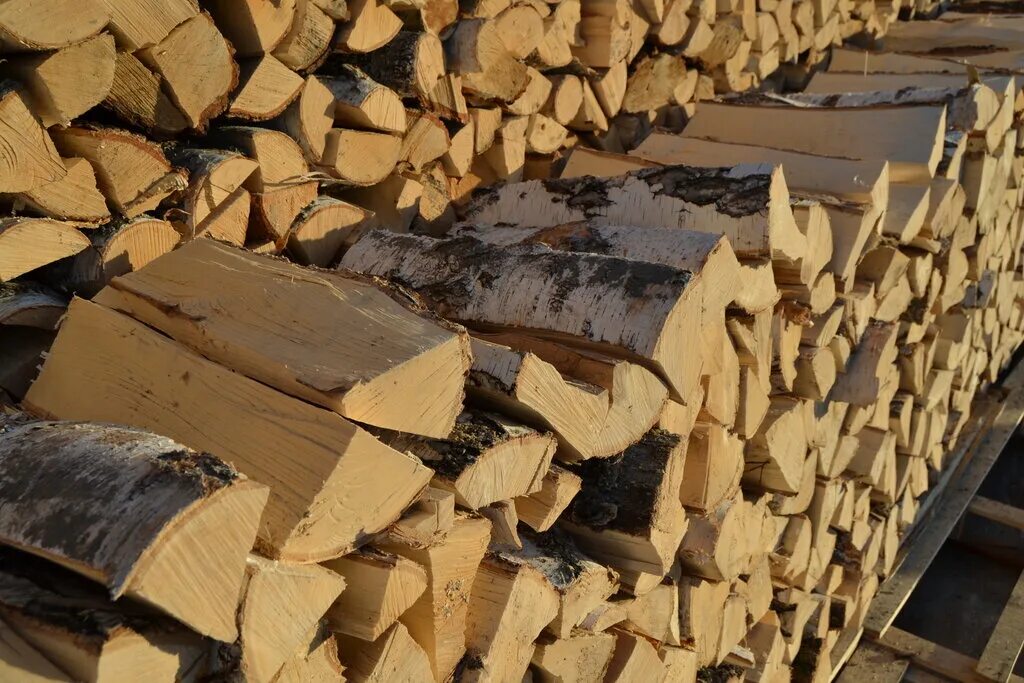 березовое полено. дрова березовые колотые сухие тюмень. березовые дрова горят. дрова береза. дрова берёзовые колотые.