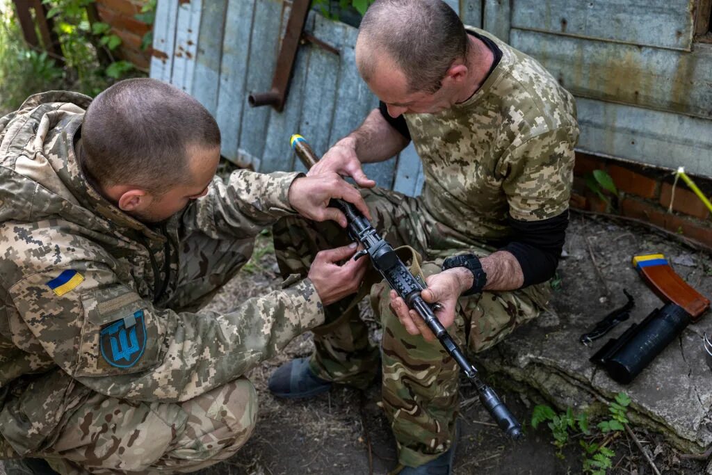 Прогнозы военных на украине на сегодня. Украинские военные. Убитые украинские военные. Украинский военный с автоматом.