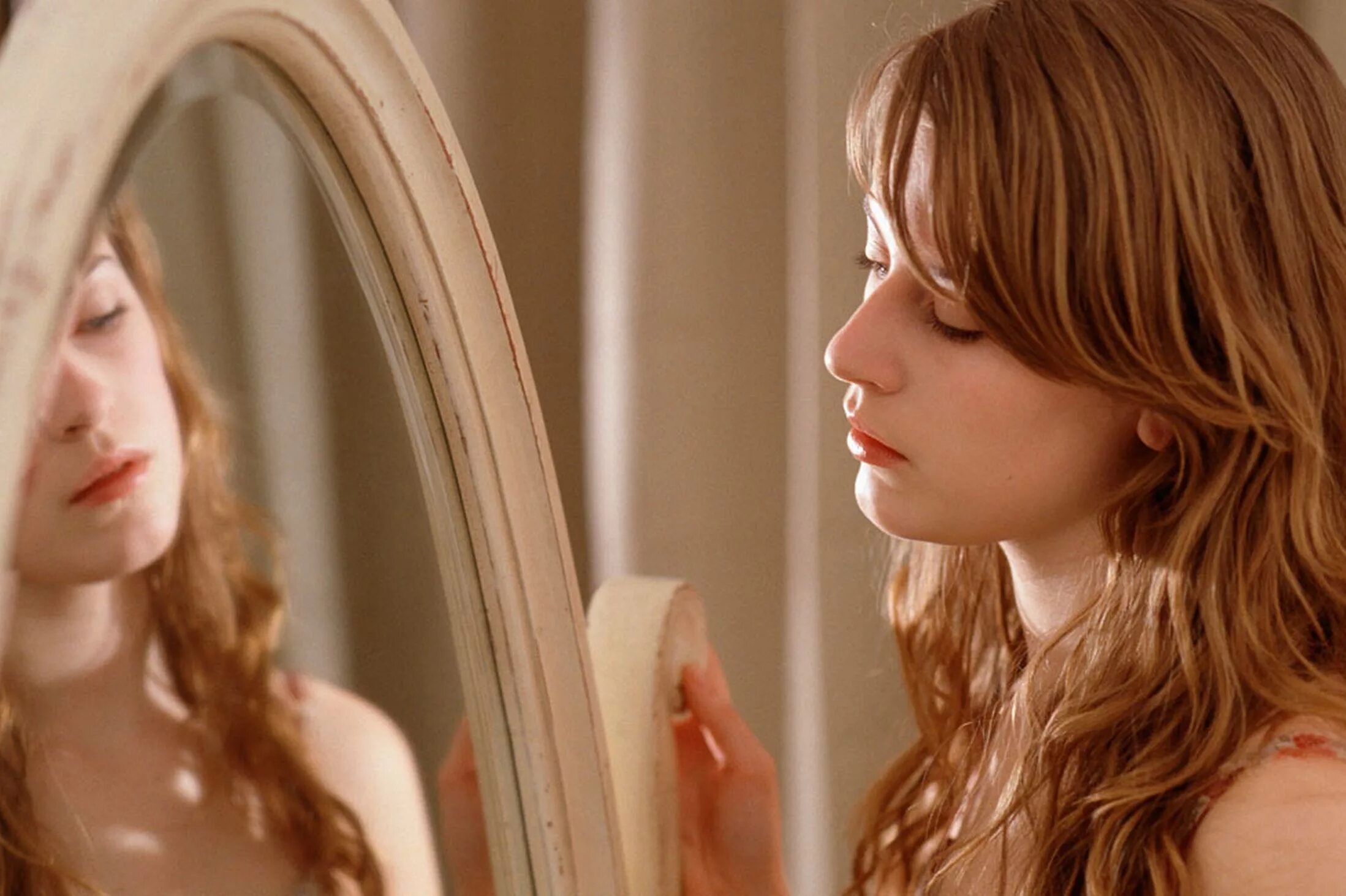 Видеть себя в зеркале с длинными волосами. Девушка в зеркале. Девушка смотрится в зеркало. Смотреться в зеркало. Девушка в отражении зеркала.