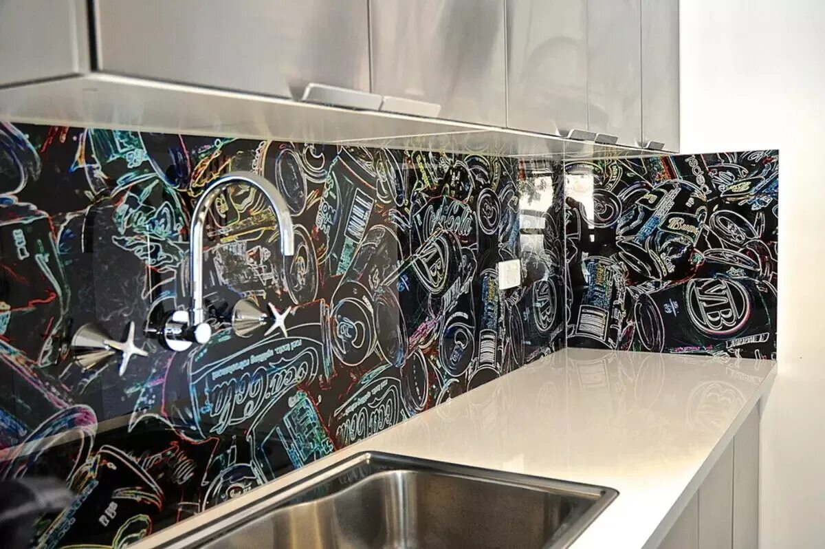 Фотообои лофт в интерьере кухни. Цвет граффити кухни. Кухня граффити. Фотообои в стиле лофт на кухню. Граффити в интерьере кухни.