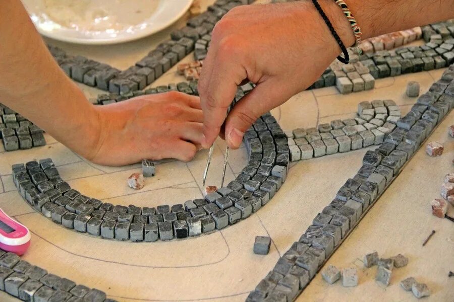 Византийская мозаика своими руками. Собирать мозаику своими руками. Мастер делает мозаику. Материалы для изготовления мозаики.