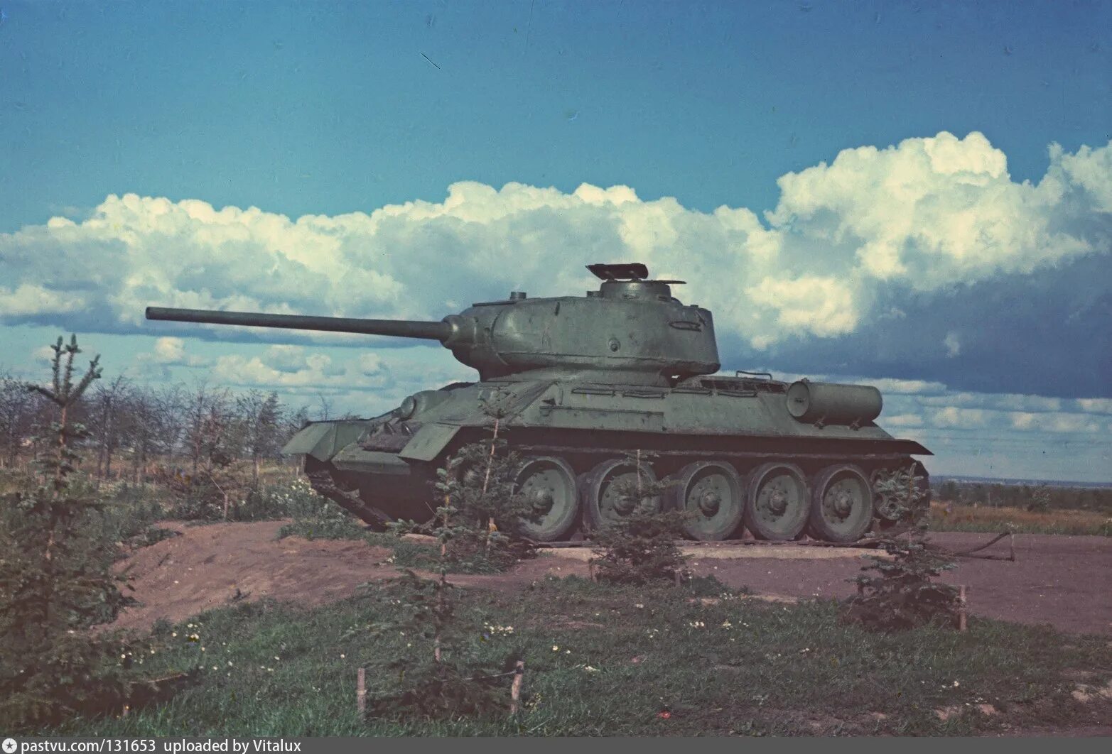 Танк т-34 на музей диорама. Памятник кв 85 в автово. Памятник танк т-34. Т 34 санкт петербург. Танк т34 невский пятачок.