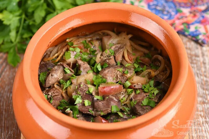 Печень в банке с луком и яблоками. Куриная печень с луком. Куриная печень с яблоками. Куриная печень в духовке. Печень с яблоками и луком.