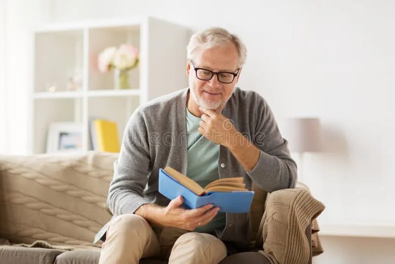 Where do the old man and. Old чтение. пожилые люди в очках. дедушка в очках. пожилые с книжкой.