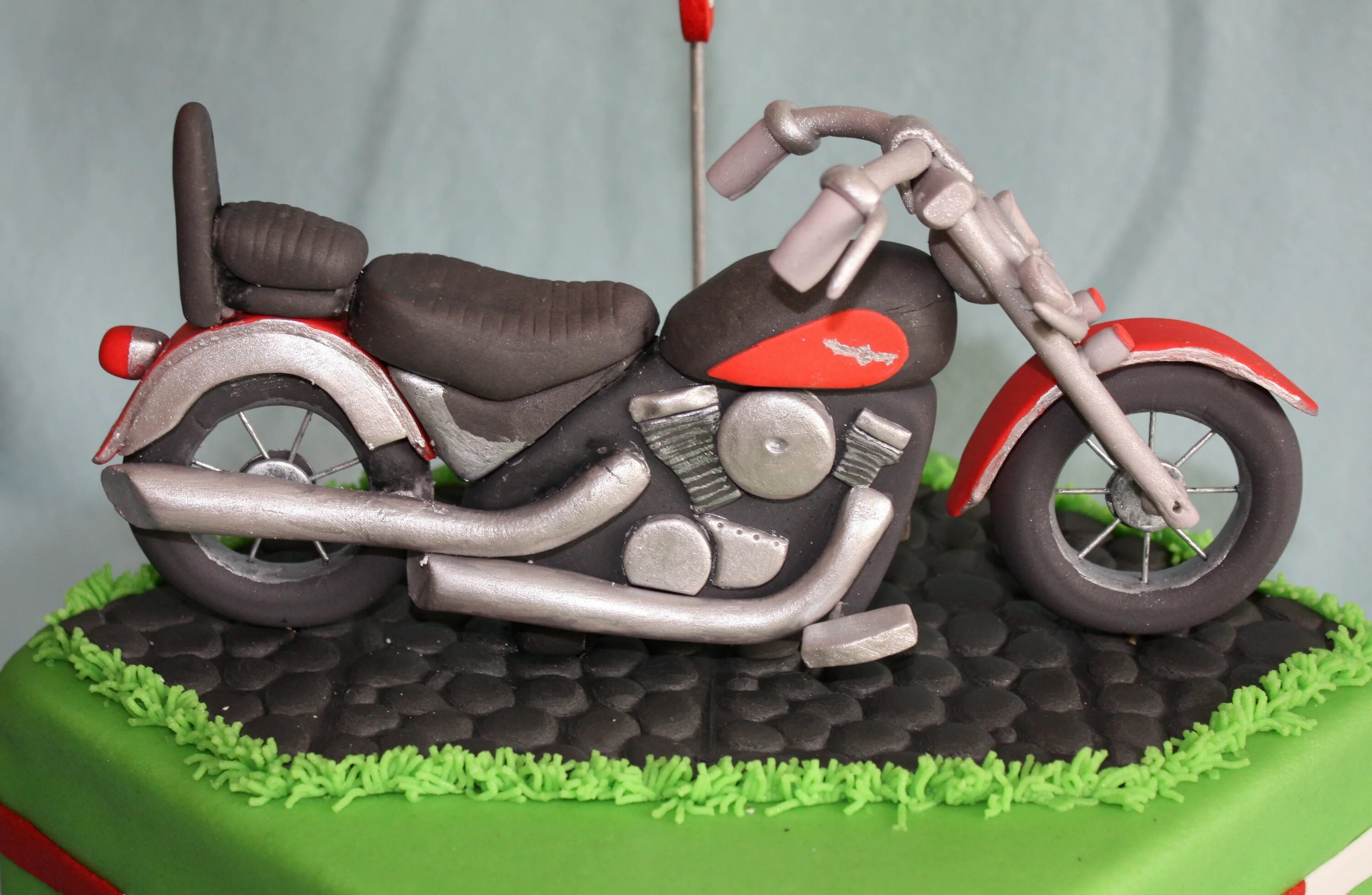 мотациклииз пластилина. лепка из пластилина мотоцикл. мотоцикл из пластилина для детей. игрушка ямаха р6. как слепить мотоцикл.