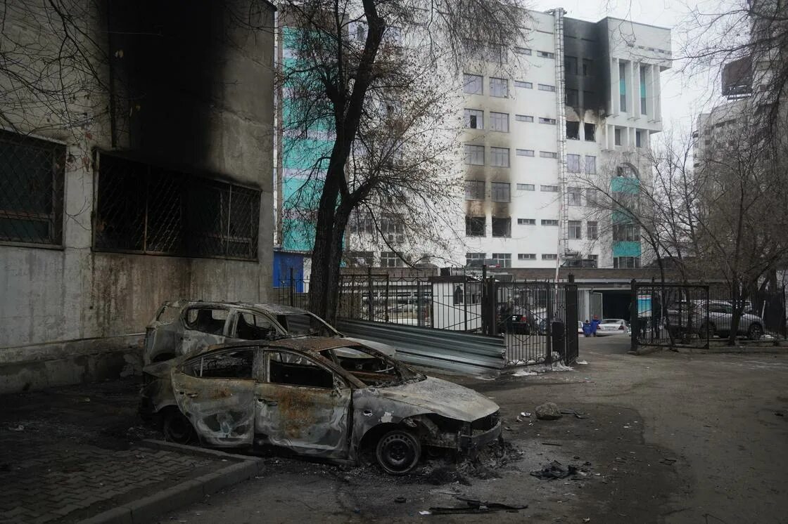 Сейчас будет в алма ате землетрясение. Акимат алматы сгорел. мэрия алматы горит. акимат алматы после пожара. пожар акимата в алматы.