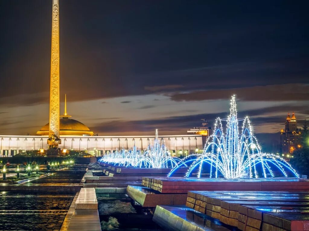 Площадь победы в россии. Москва парк Победы на Поклонной. Парк Победы на Поклонной горе. Парк Победы на поулонной Норк. Поклонная гора в парке Победы Москва.