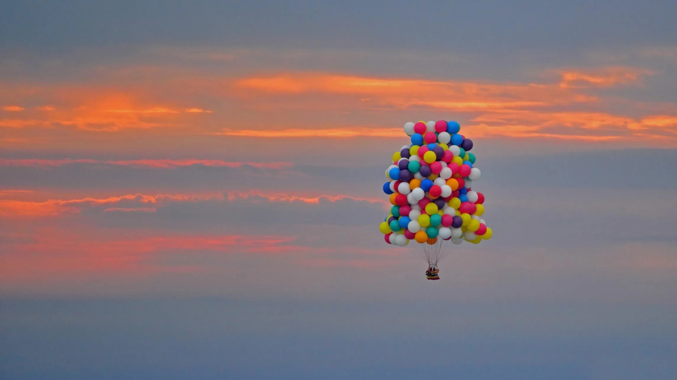 День рождения облаков. Воздушные шары в небе. Шарики в небе. Воздушный шарик. Улетающий воздушный шар.