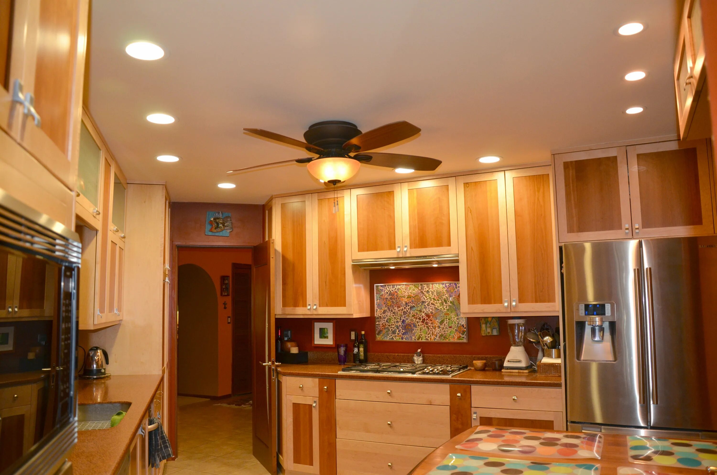 Кухня в потолок. Натяжной потолок на кухне. Кухонный потолок. Подвесной потолок на кухне. Потолок кухня видео