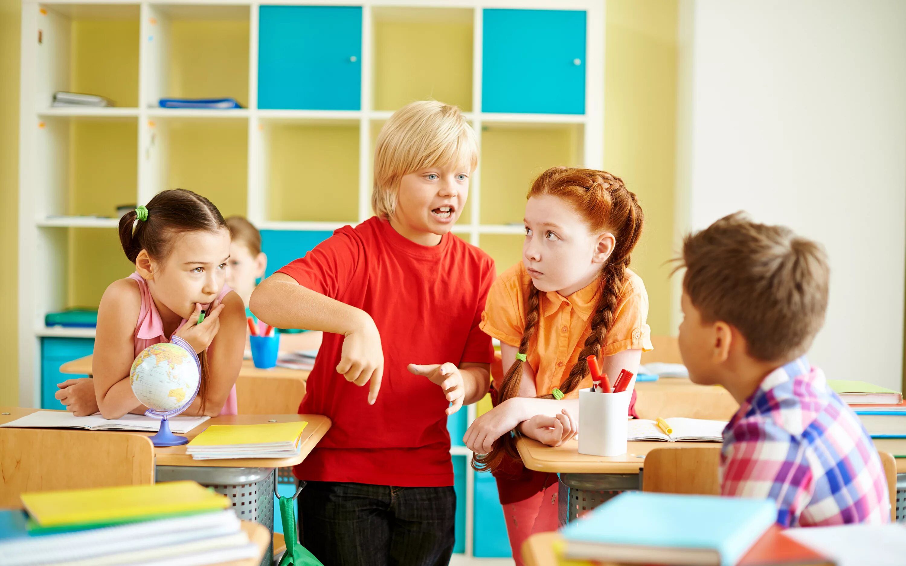 Девчонка в школе слушать. Школьники на уроке. Первоклассники. Беседа со школьниками. Первоклассница.