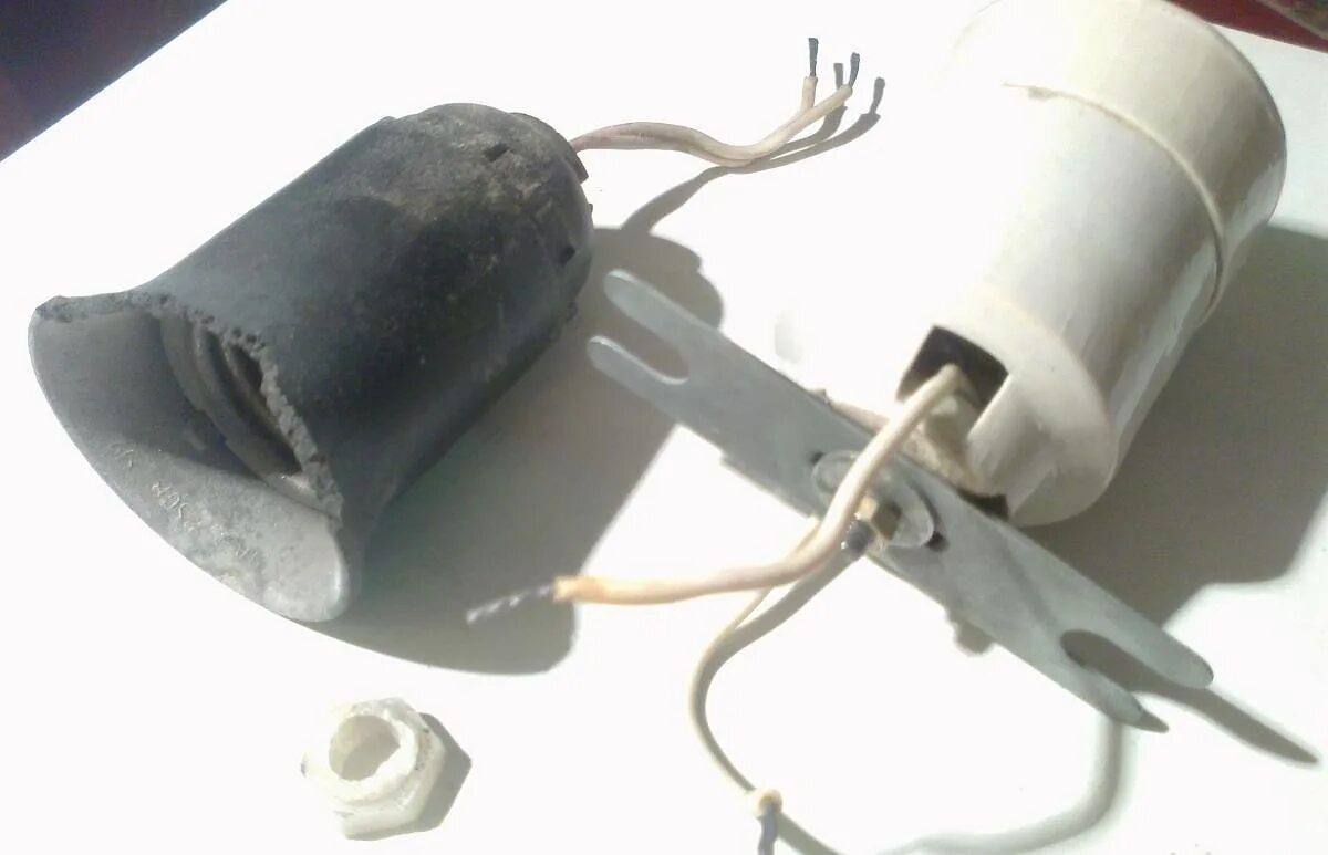 Патрон задней лампы honda crv 2007 года. Сломан патрон. Крепление патрона лампы в люстре. Разбираем люстру с патронов е14. Сломан патрон.