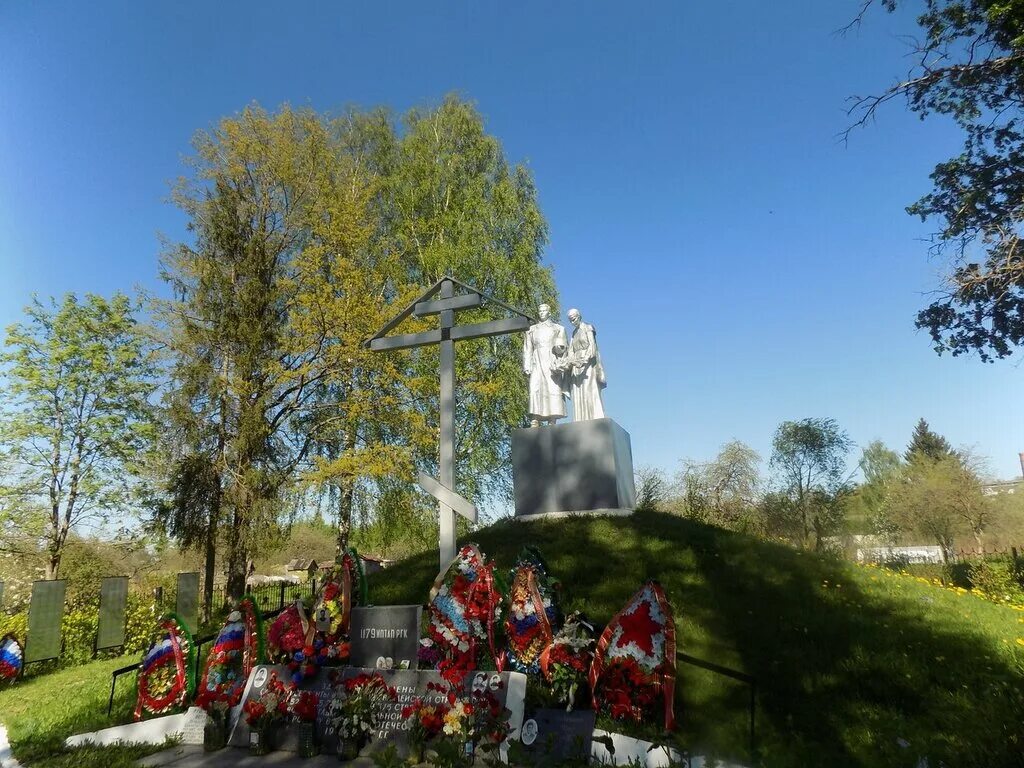 Братская могила под ржевом 1942. Братские могилы ржевского. Братская могила курган ржев. Братские могилы ржевского. Братские могилы ржевского.