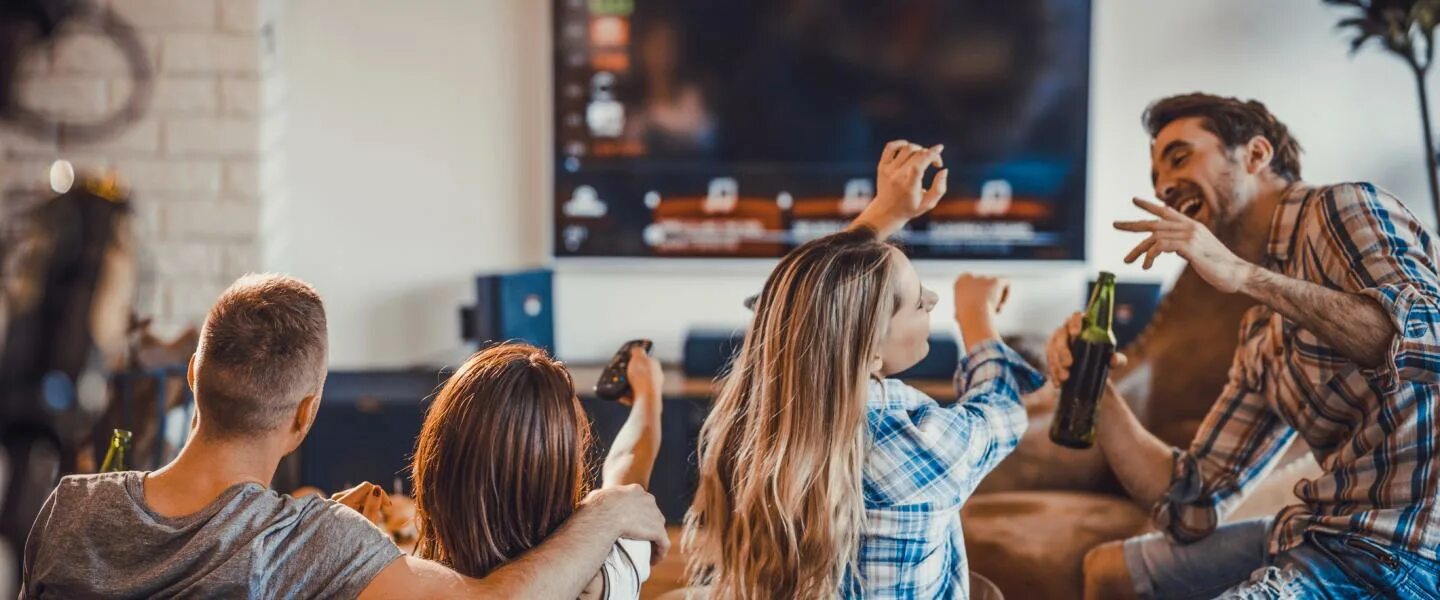 Just watching tv. Человек телевизор. Компания перед телевизором. Человек перед телевизором. Семья у телевизора.