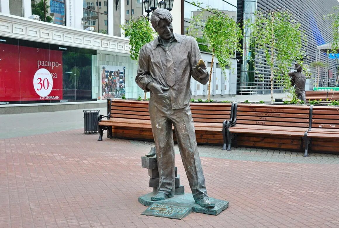 Букин памятник в екатеринбурге. Памятник гене букину в екатеринбурге. Улица вайнера памятник гене букину. Памятник геннадию букину в екб. Геннадий букин памятник.