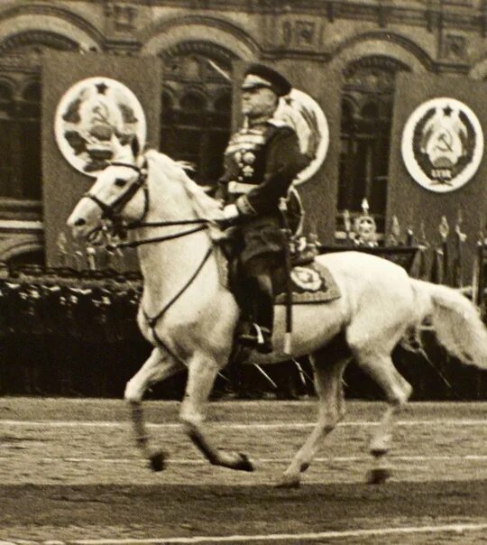 Победа на коне. Маршал Жуков на параде Победы 1945 года. Жуков и Рокоссовский на параде Победы 1945.