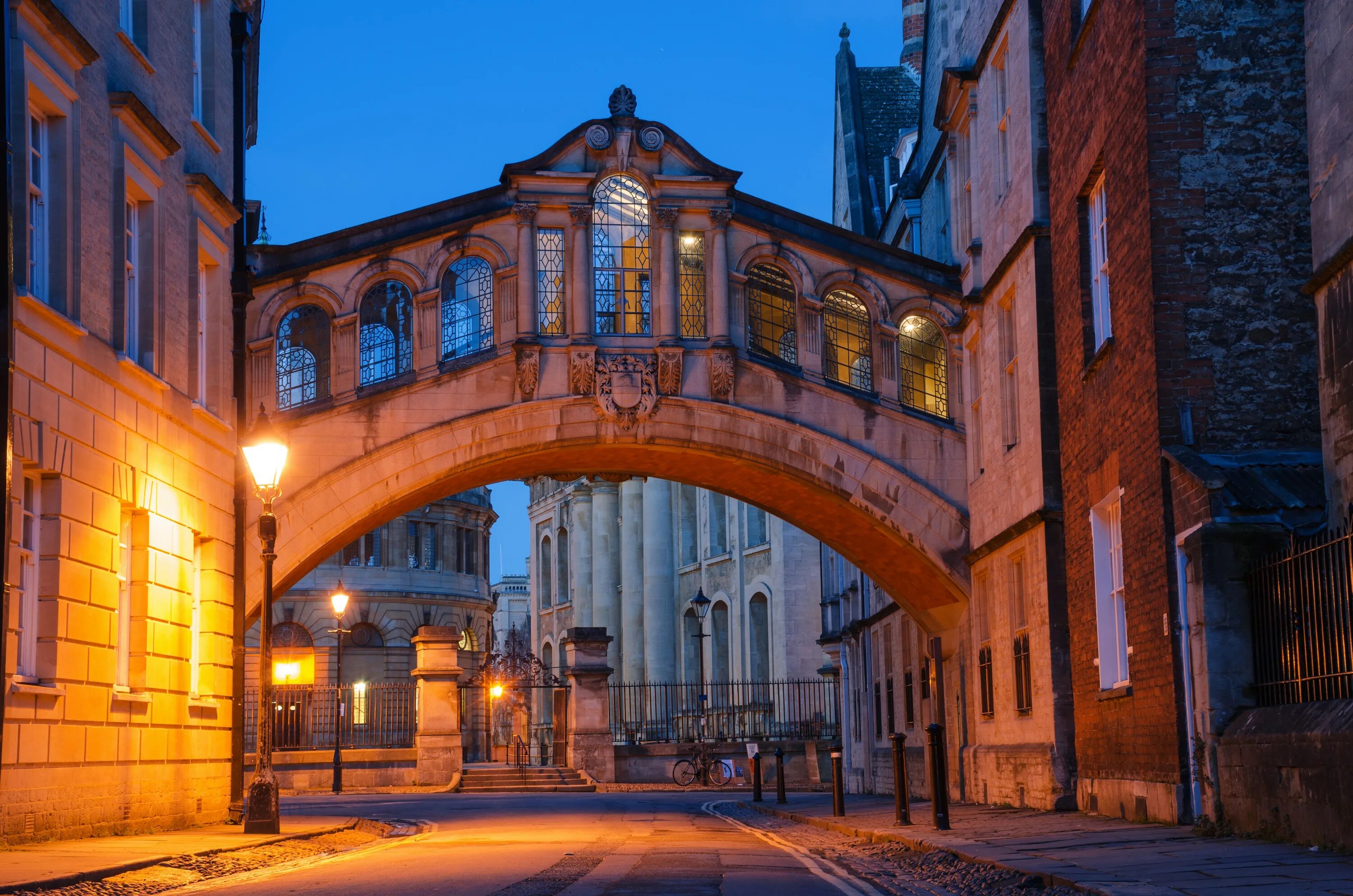 Oxford university town. Оксфорд город в Англии. Англия Оксфорд улицы. Англия графство Оксфордшир Оксфорд Оксфордский университет. Оксфорд улочки.