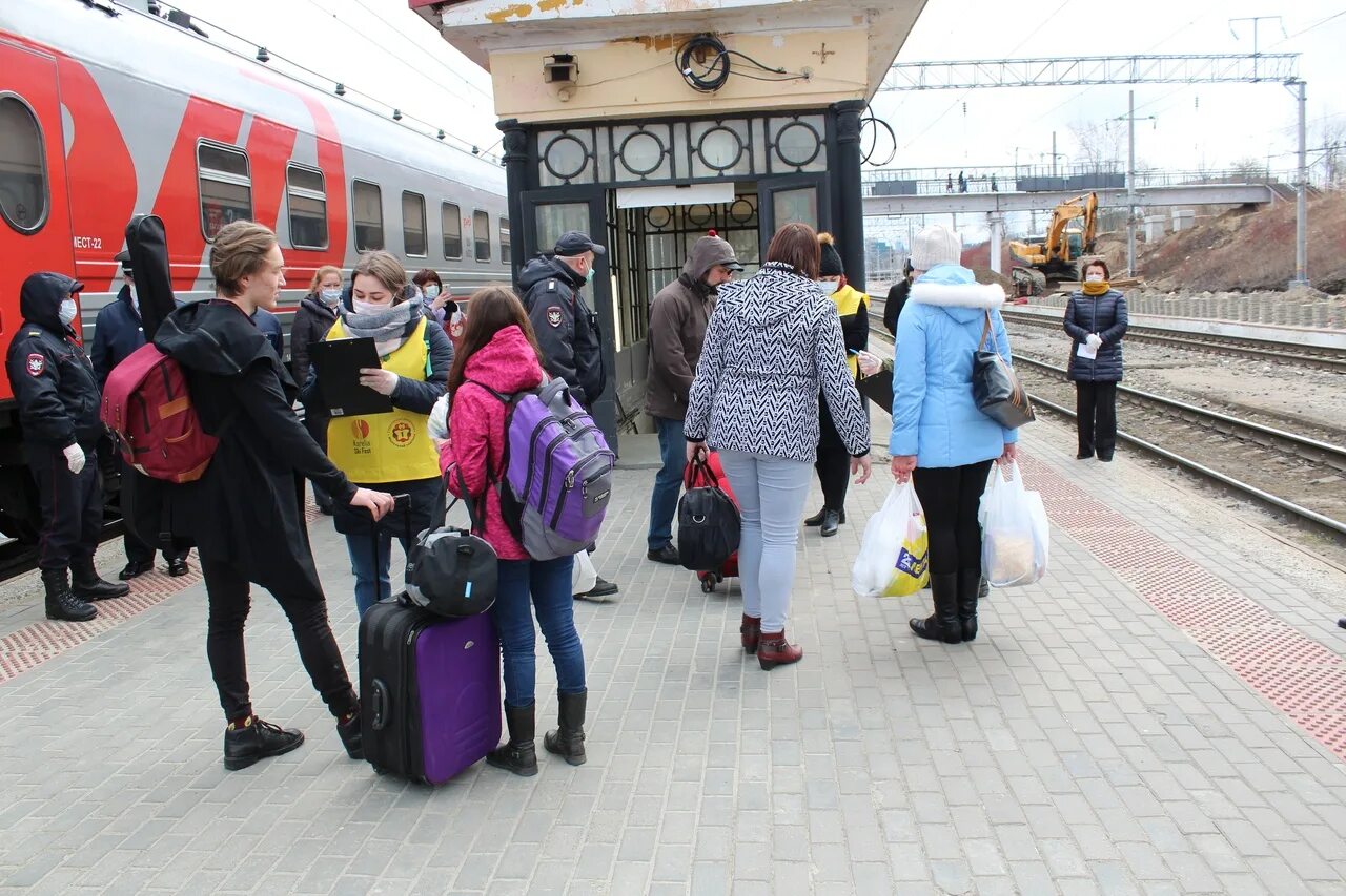 Можно ли на вокзал. Люди на вокзале. Люди на ЖД вокзале. Пассажиры на вокзале. Туристы на вокзале.