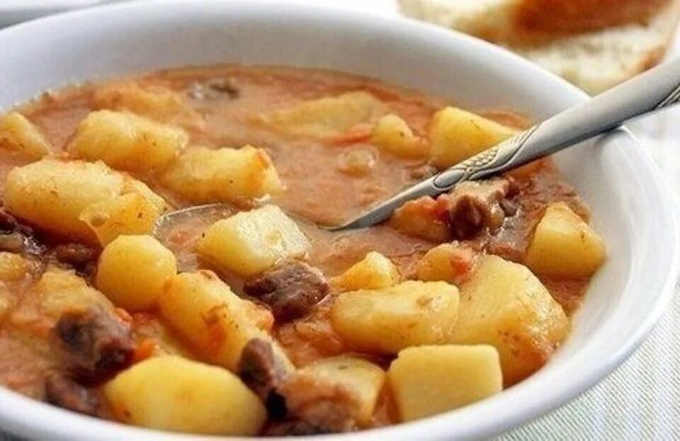 Простая тушеная картошка с мясом. Рагу трипаш. тушёная картошка с мясом. томленая картошка. как выглядит тушеная картошка.