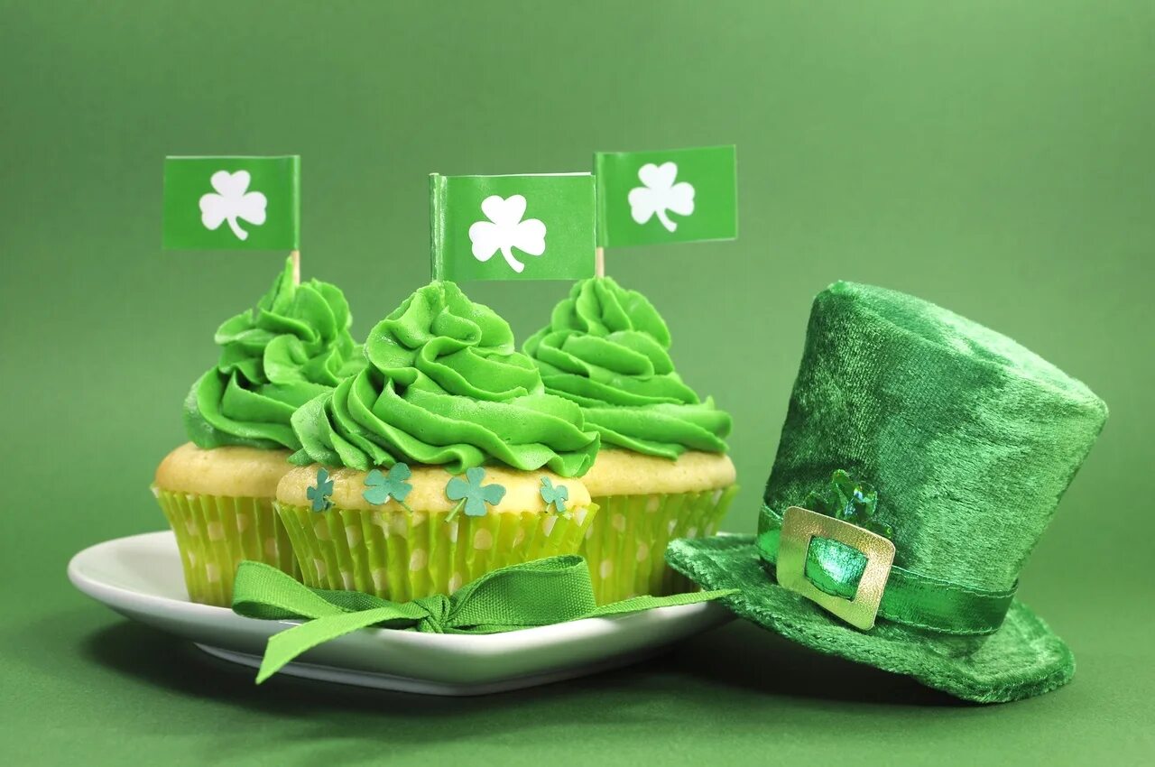 Год зеленого цвета. День Святого Патрика -St. Patrick's Day.. Святой Патрик Ирландия. Ирландия Лепреконы Клевер. Праздник Святого Патрика в Ирландии.