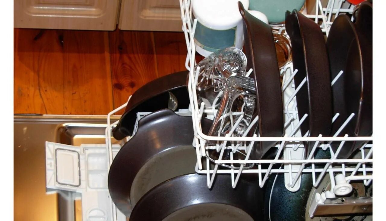 Белые разводы на посуде после посудомойки. Бокалы в посудомойке. Посуда в посудомойке. Белый налёт на посуде после посудомоечной. Белый налёт на посуде после посудомоечной.
