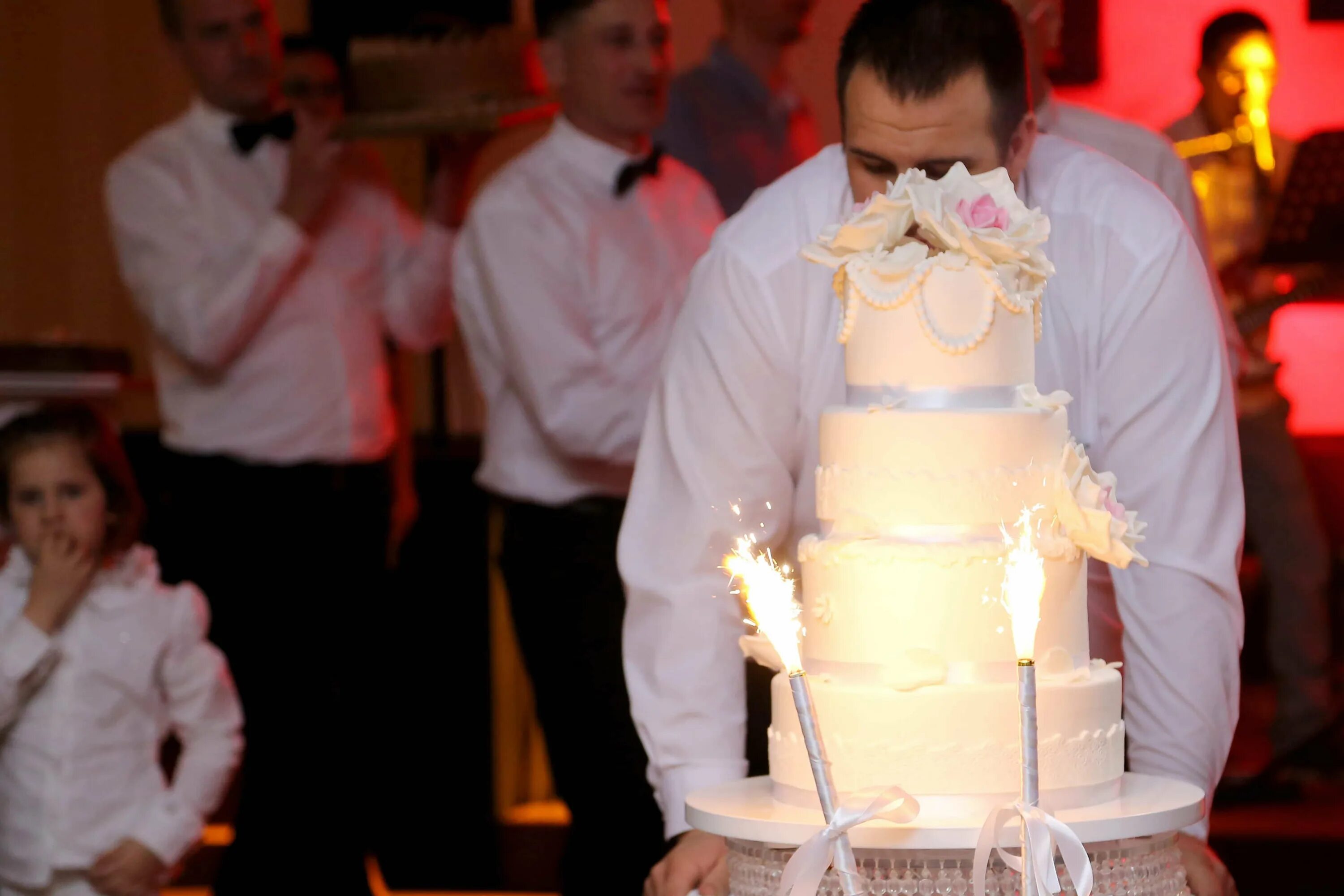 Вынос торта на свадьбе. Скромный торт на свадьбу. Выносят торт на свадьбе. Жених и невеста разрезают свадебный торт. Выносят торт