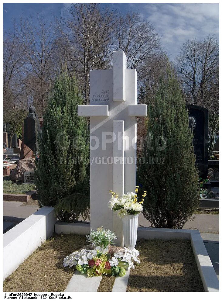 могила олега янковского. могила олега янковского. памятник жванецкому на новодевичьем кладбище. памятник янковскому на новодевичьем кладбище. могила олега янковского на новодевичьем кладбище.