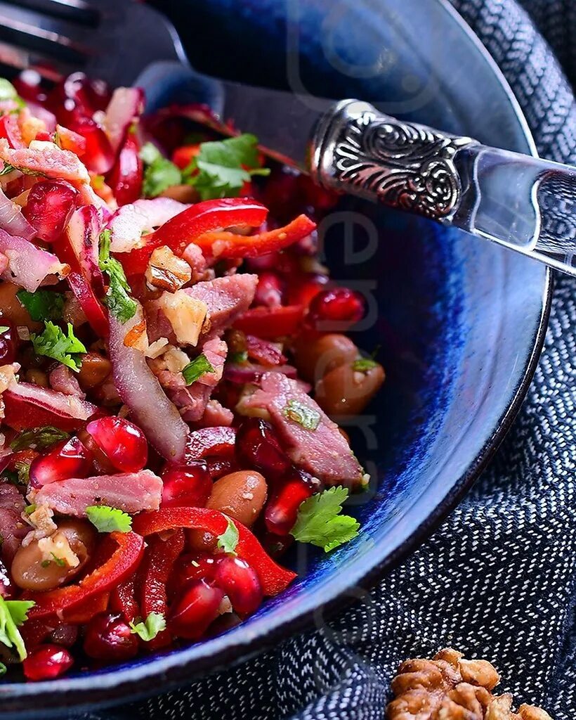 Грузинский салат тбилиси. Салат колхида красной фасолью. Салат тбилисский с красной фасолью и говядиной. Салат фасоль. Салат с мясом и красной фасолью.