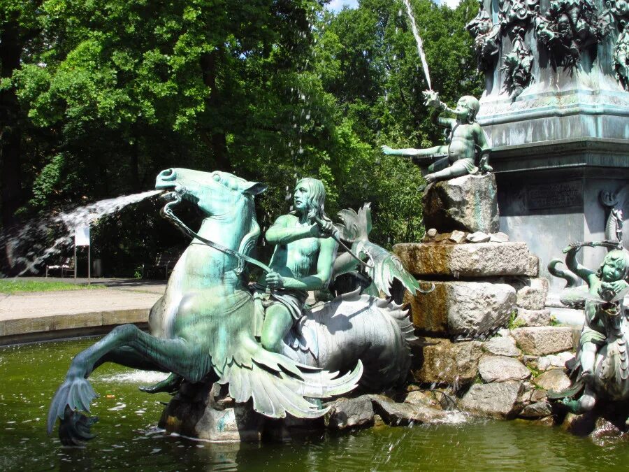 Фонтан Нептун в Петергофе. Скульптурная группа Нептун Растрелли. Статуя Нептуна в Петергофе. Петергофские фонтаны верхнего сада фонтан Нептун. Сад нептуна