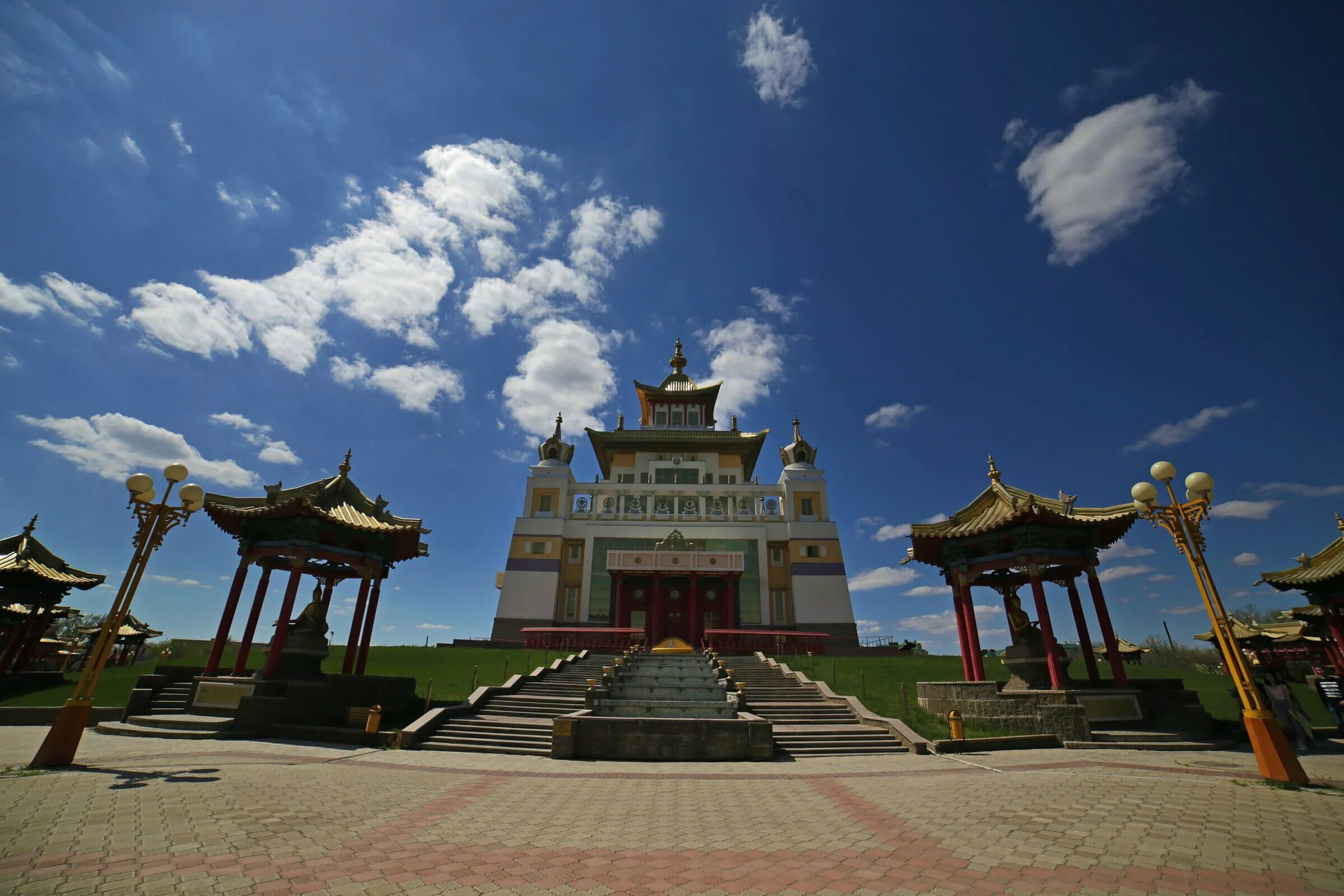 Лагань калмыкия. Отдых в калмыкии. Отдых в калмыкии. Золотая обитель будды шакьямуни белый старец. Хурул в степи калмыкия.