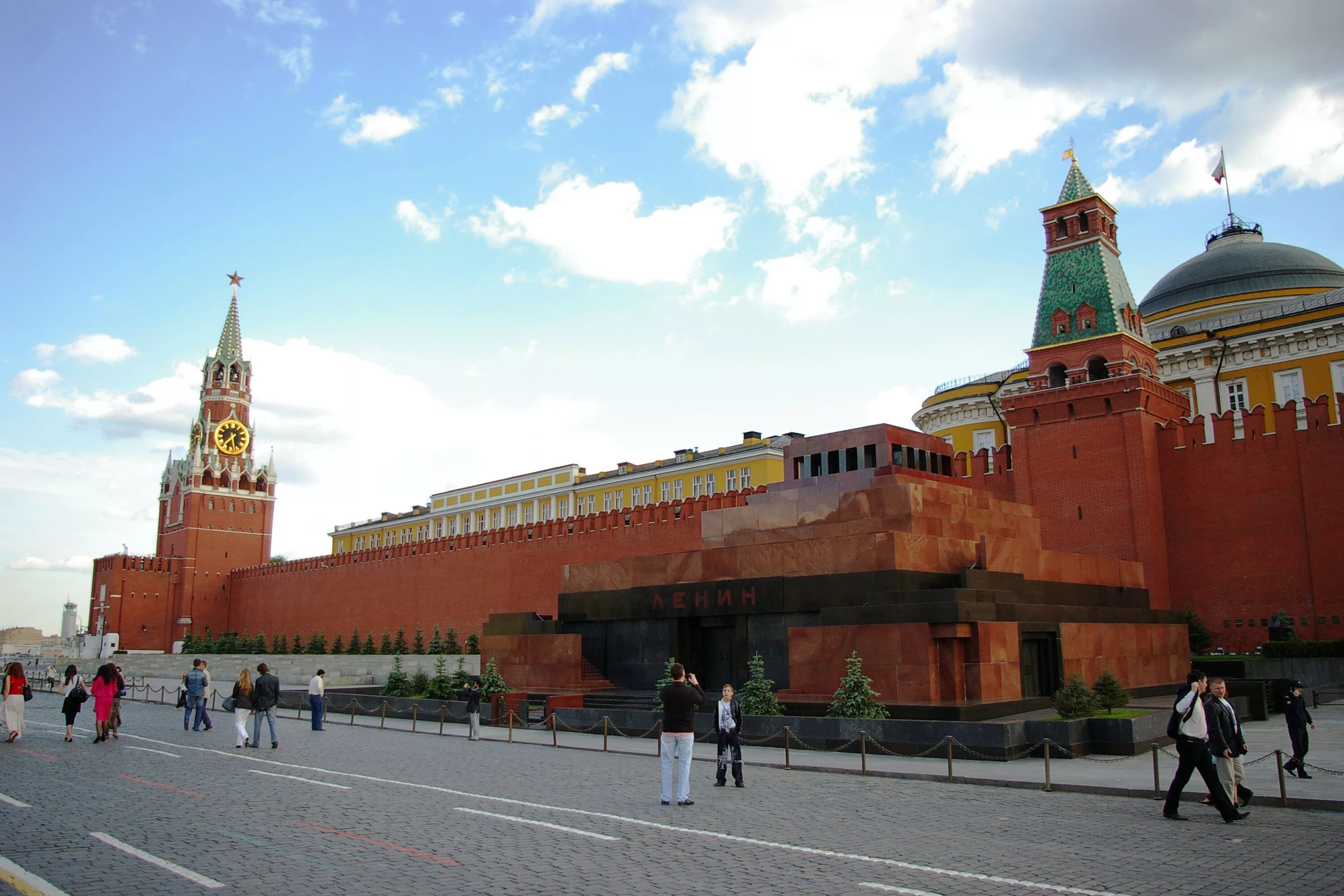 Скинь москва. Мавзолей на красной площади в Москве. Ленин на красной площади в мавзолее.