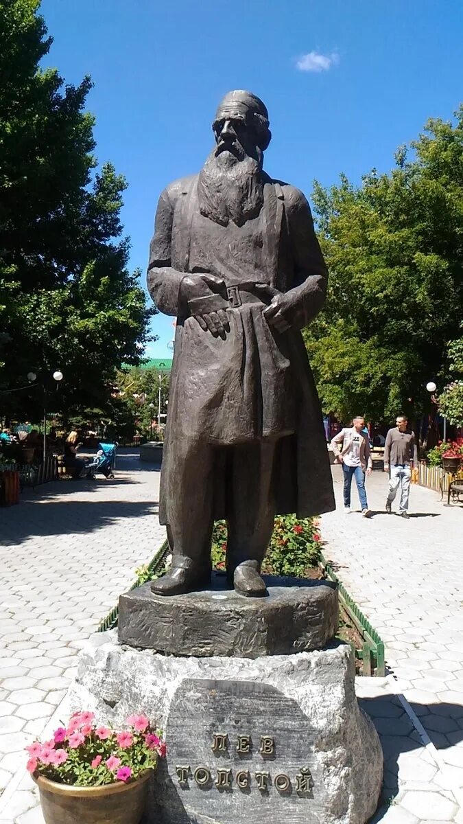 Толстой статуя. Памятник л н толстому. памятник толстому в оренбурге. памятник льву николаевичу толстому в оренбурге. лев толстой памятник тула.