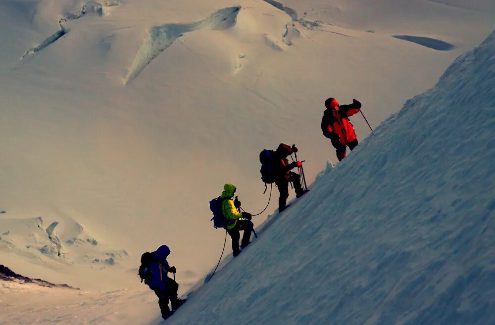 Вершина время работы. Альпинисты в горах. Восхождение на гору. Альпинисты в связке. Восхождение альпинистов.