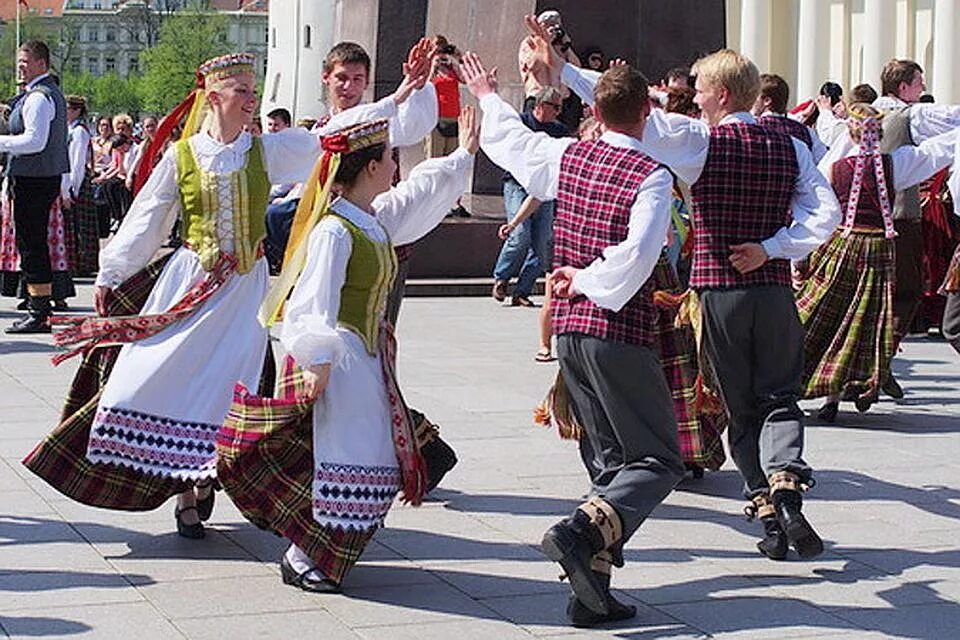 Какой праздник в литве. Культура Литвы. Литва праздники. Эстонский народный танец. Литовские национальные праздники.