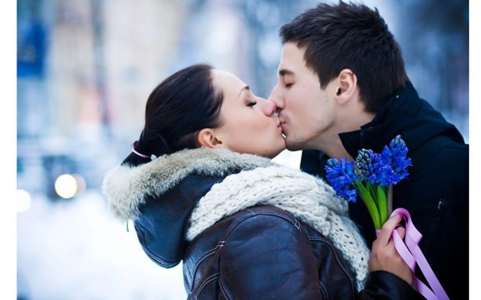 Красивые пары. Девушка с книгой на природе. Пар кн. Парень и девушка читают. Парень и девушка вместе читают.