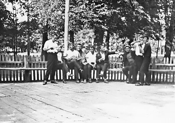 Танцплощадки 70х ссср виа. 70е годы на танцплощадках ссср. 70е годы на танцплощадках ссср. Молодёжь 70-х в ссср. 70 е танцплощадка ссср.