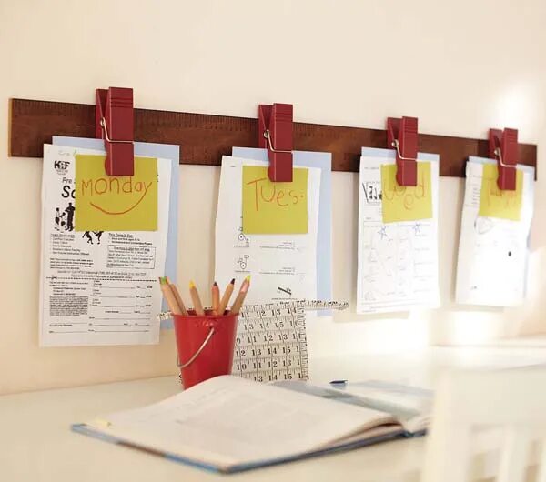 Белье сушится на веревке. Белье сушится на веревке. Бельевой веревки. Развешивать белье. Инсталляции с одеждой.