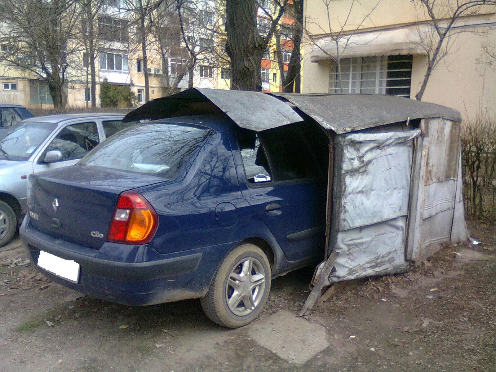 Прямо авто. Смешной гараж для автомобиля. Авто приколы в гаражах. Продать угнанную машину. Обоссаные гаражи.