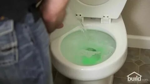 Унитаз стоит вода