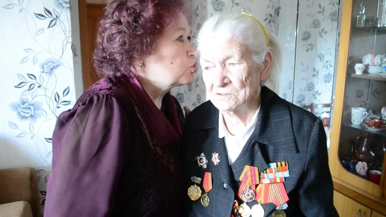 Хранить семейные традиции таинственная прелесть ветеран. Русский язык упражнение 193 9 класс бархударов. Хранить семейные традиции. Изображения ветеранов. Ах умолчу ль о мамушке моей.