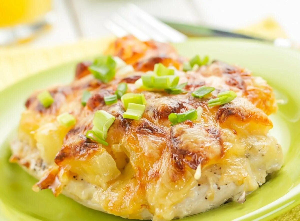 Филе запеченное в духовке с сыром. Куриная грудка с ананасами и сыром. отбивные с ананасом. курица под ананасом и сыром. курица с ананасами и сыром.