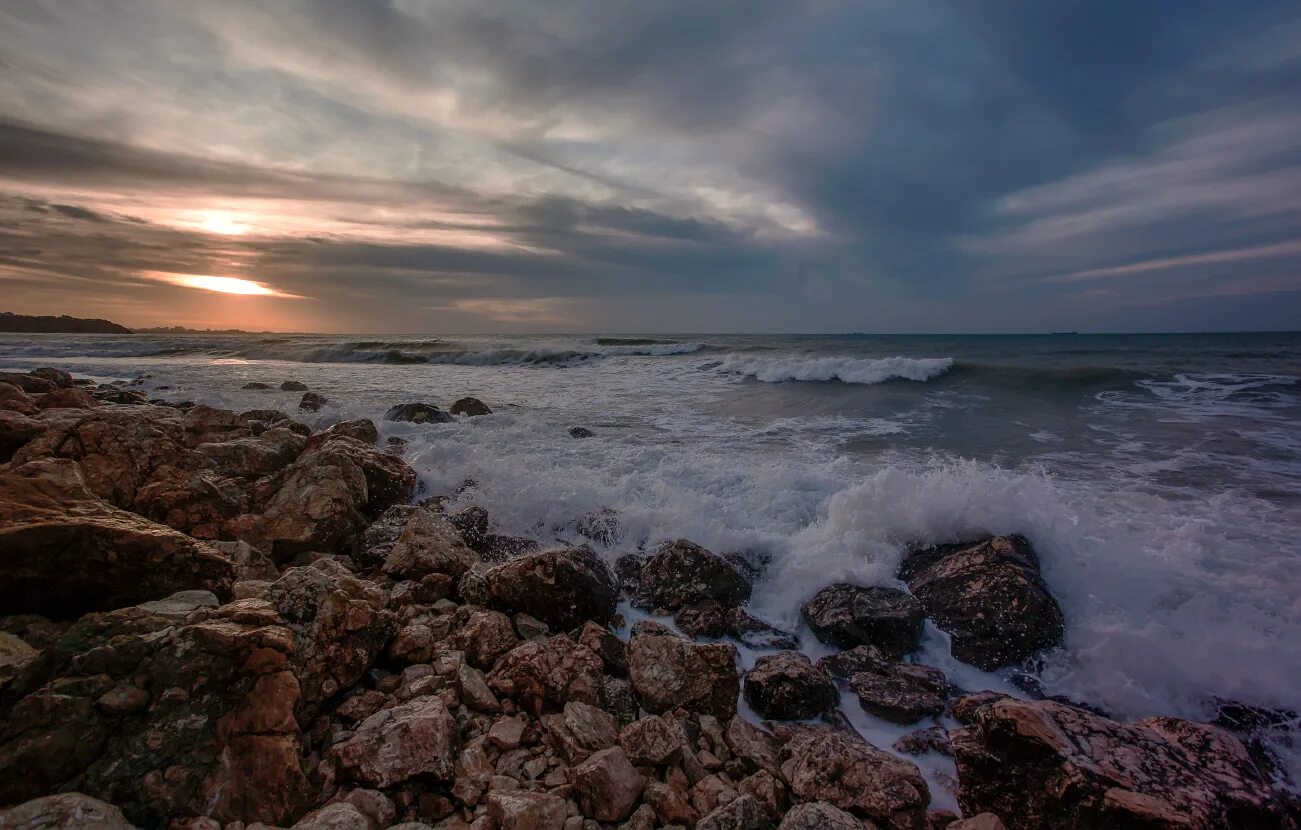 Холодный вечер и прибой мы познакомились. Море Алупка вечер Прибой.