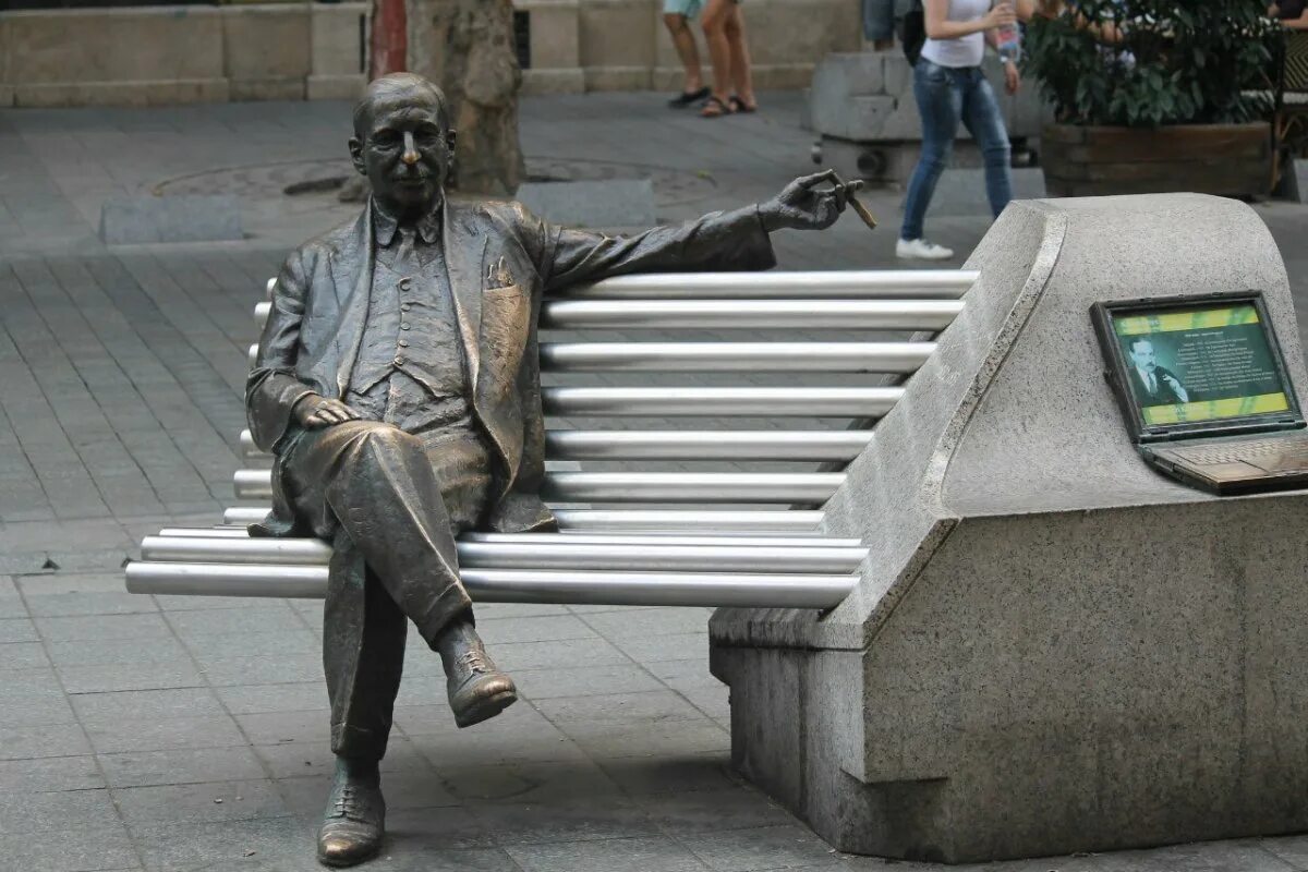 Где памятник. Имре Кальман памятник в Будапеште. Скульптура Имре Кальмана в Будапеште. Памятник в Москве мужчина сидит на лавочке. Памятник на набережной Геленджика мужчина на скамейке.