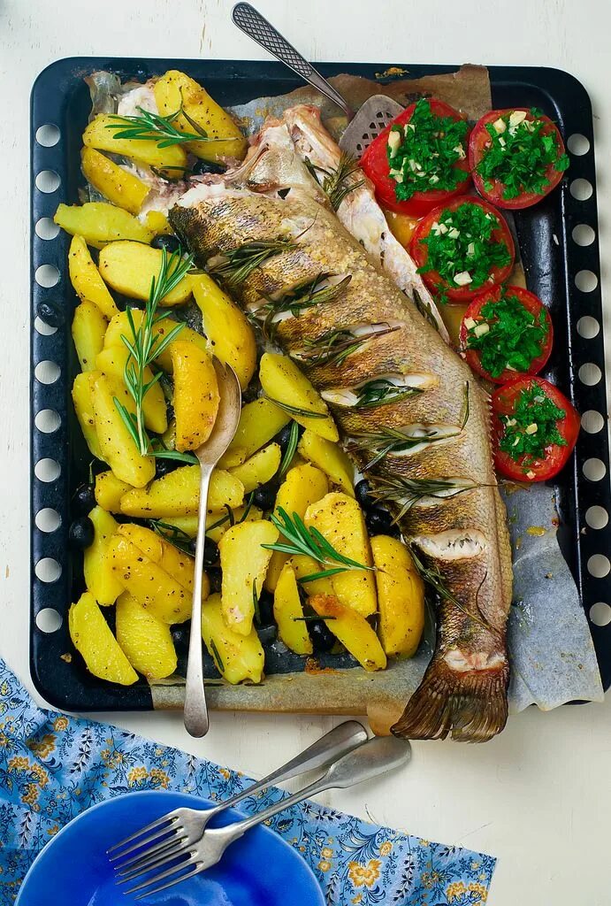Судак как приготовить вкусно. Судак рыба запеченный. судак в духовке. судак запеченный в духовке. рыба запеченная целиком.