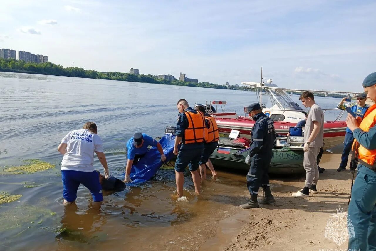 Молитовский мост Нижний Новгород. МЧС на мосту. Упавший мужчина с моста