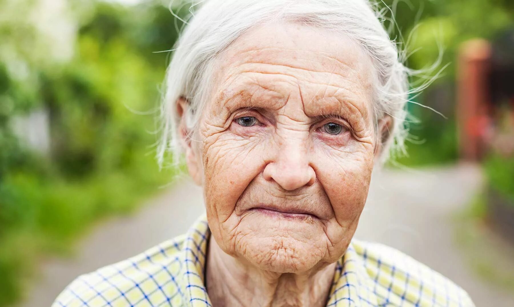 Портрет пожилой женщины. Фотопортреты пожилых людей. Лицо бабушки. Фотопортрет пожилой женщины.