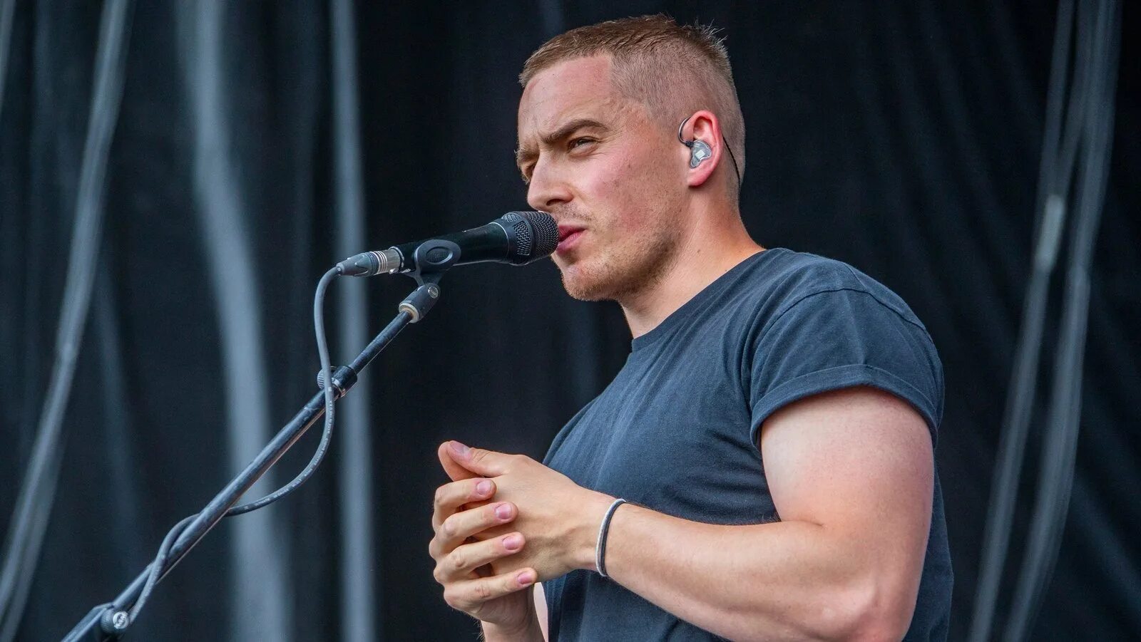 "dermot hudson". Dermot kennedy - kiss me. Дермот кеннеди. Дермот кеннеди. Дермот кеннеди концерт.