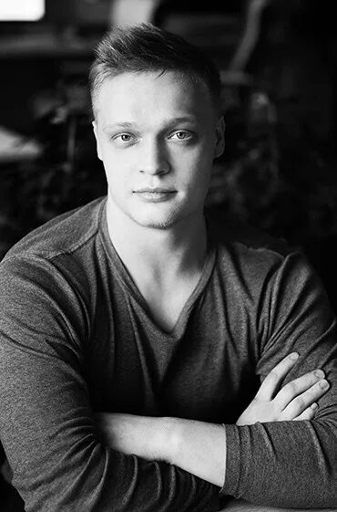 двухуровневый дом проект. монолитный дом с панорамными окнами. дизайны домов двухэтажных. дом вставка между домами. Level house строительство домов.