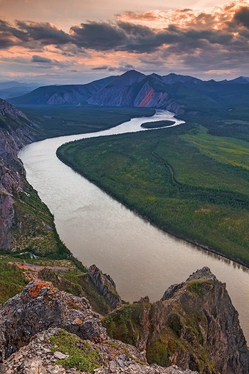 Самая большая река восточной сибири. Река Индигирка Индигирка. Река Енисей. Реки России Индигирка. Хребет Черского Индигирка.